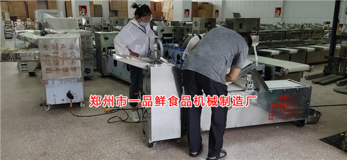 師傅演示機器操作 師傅演示機器操作